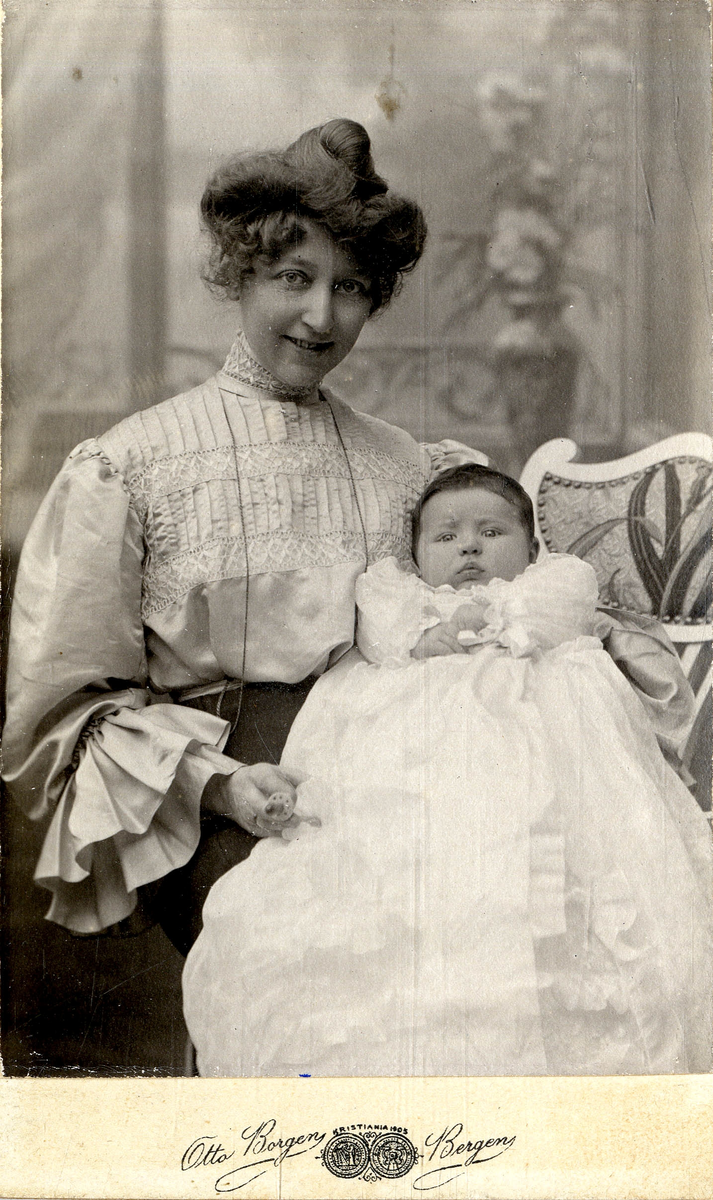 Portrett av kvinne med baby.