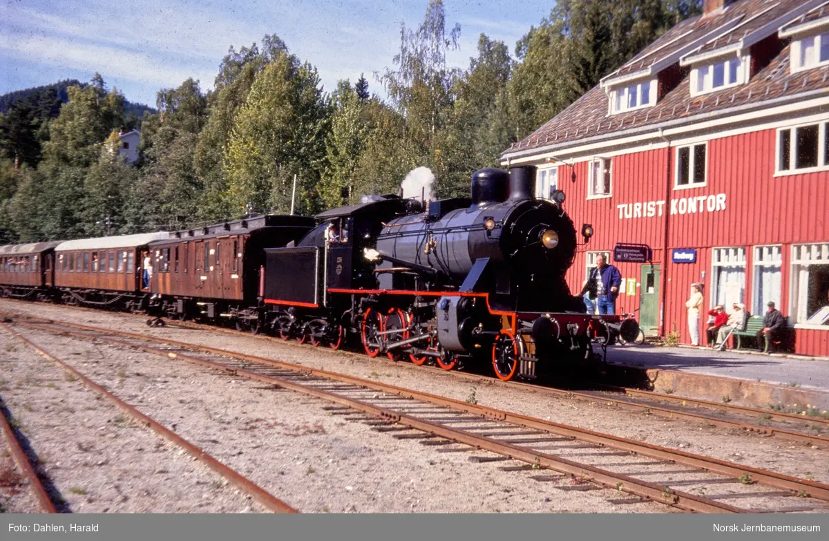Damplokomotiv 24b nr. 236 med veterantog på Rødberg stasjon
