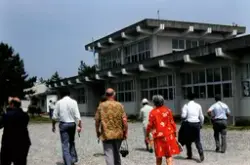 Motiv fra Japantur, menneskebruppe går mot en bygning