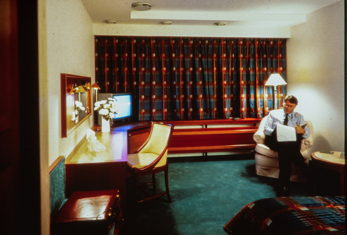 Hotellinteriör. 
Här behöver vi er hjälp med vilket hotell man ser på bilden!

Bilder från staden Linköping digitaliserade från diapositiv. Bilderna är från 1970-1990-talet.