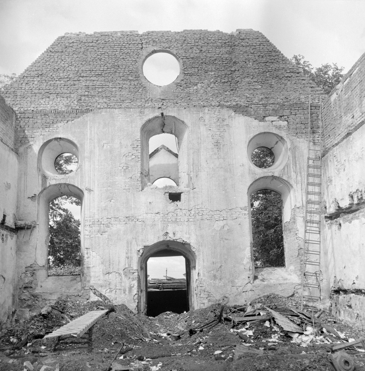 Den 21 juni 1961 utbröt en förödande brand i Vist kyrka. I hård vind spreds sig elden explosionsartat och efter ett par timmar återstod endast de svartbrända murarna. Redan efter några dagar var man i full färd att dokumentera skadorna för att undersöka möjlighet att återuppbygga kyrkan.