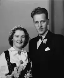 Brudeparet Frida Holø (f. Bismo 1929) og Lars Holø, Prestjor