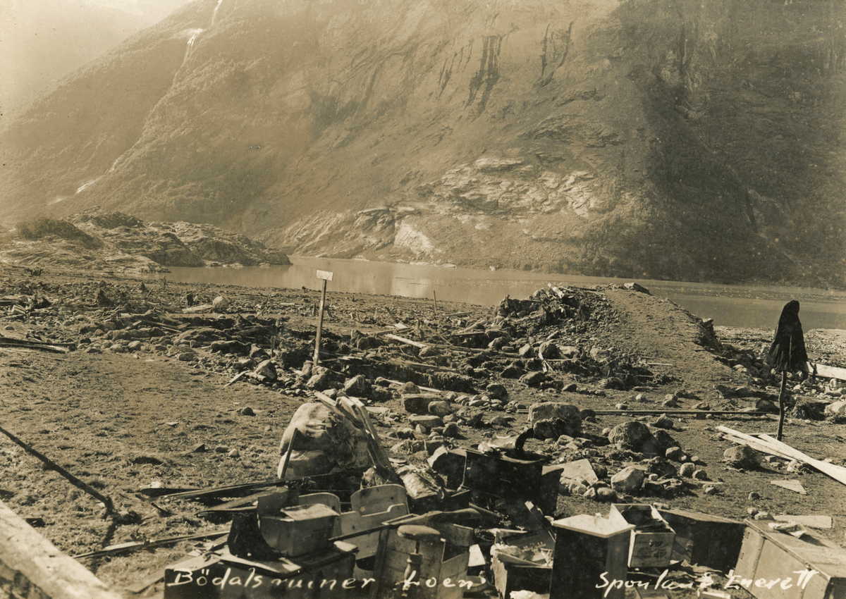 Motiv fra rasulykka i Lodalen 1936. Husruiner på Bødal med Ramnefjellet i bakgrunnen