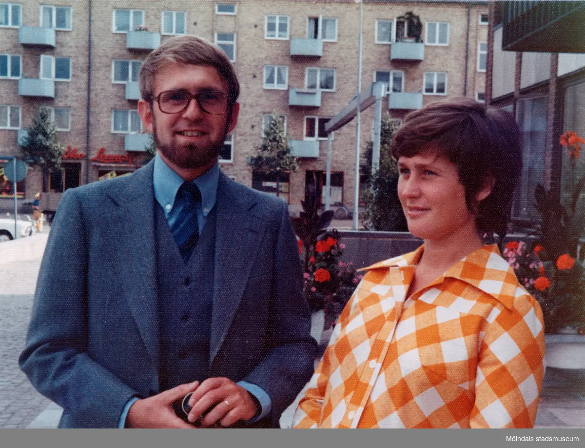 Bröllopsvittnena Roger och Margareta, står utanför Mölndals stadshus, efter giftemålet mellan Karn (född Pettersson) och Esbjörn Hansson 1973-09-29. I bakgrunden ses lägenheter på Tempelgatan.
