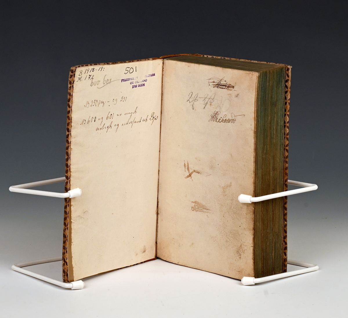 Smellie, William, "Naturhistoriens Philosophie" overs. av. Odin Wolff. Kbhv. 1796. 9 bl. + 679 s. 8 vo. Stift papbind.