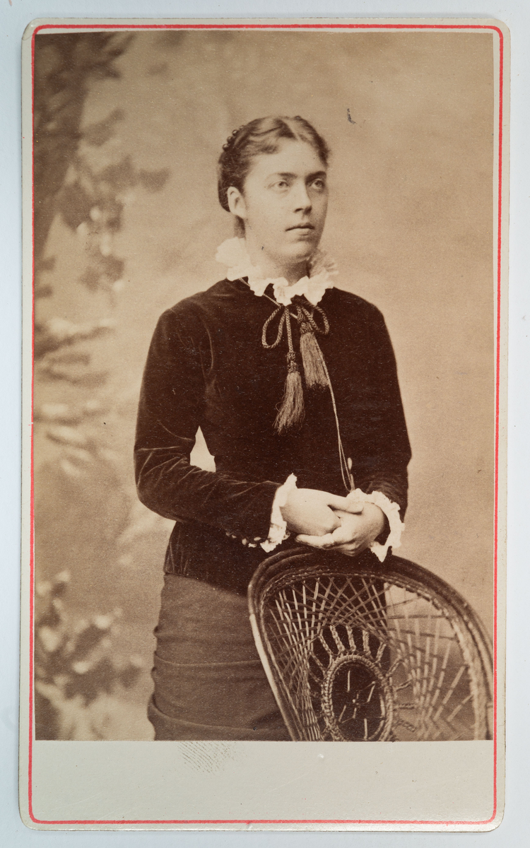 Visitkortsporträtt av okänd kvinna. Fotografiet sitter i fotoalbum som tillhört Gertrud Zachau. Fotografiet sitter på sida 37.