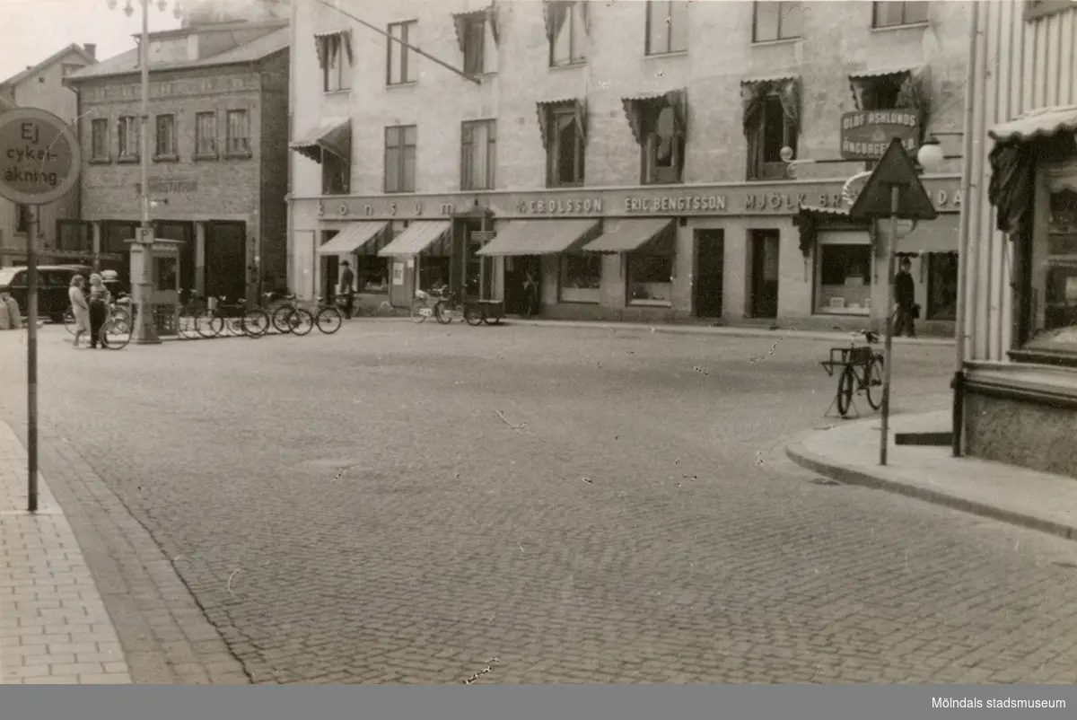 Gamla Torget i Mölndals Kvarnby, år 1943. Till vänster brandstationen, Kvarnbygatan 41, till höger gamla stadshuset, Kvarnbygatan 43.