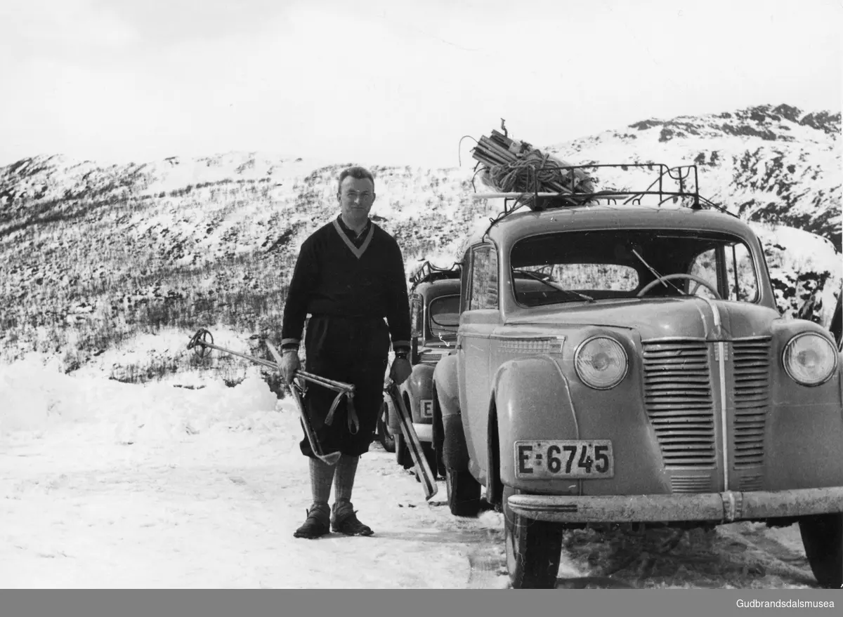 Ola R. Mork (f. 1930) ved fyrste bilen sin