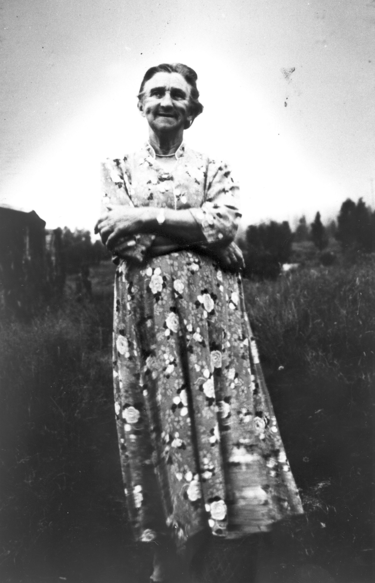 Berthe Moe fra Tønsvik i Tromsøysund. Berthe ble gift med Rangvald Skogland fra Skaland. De bosatte seg i Bergsbotn.