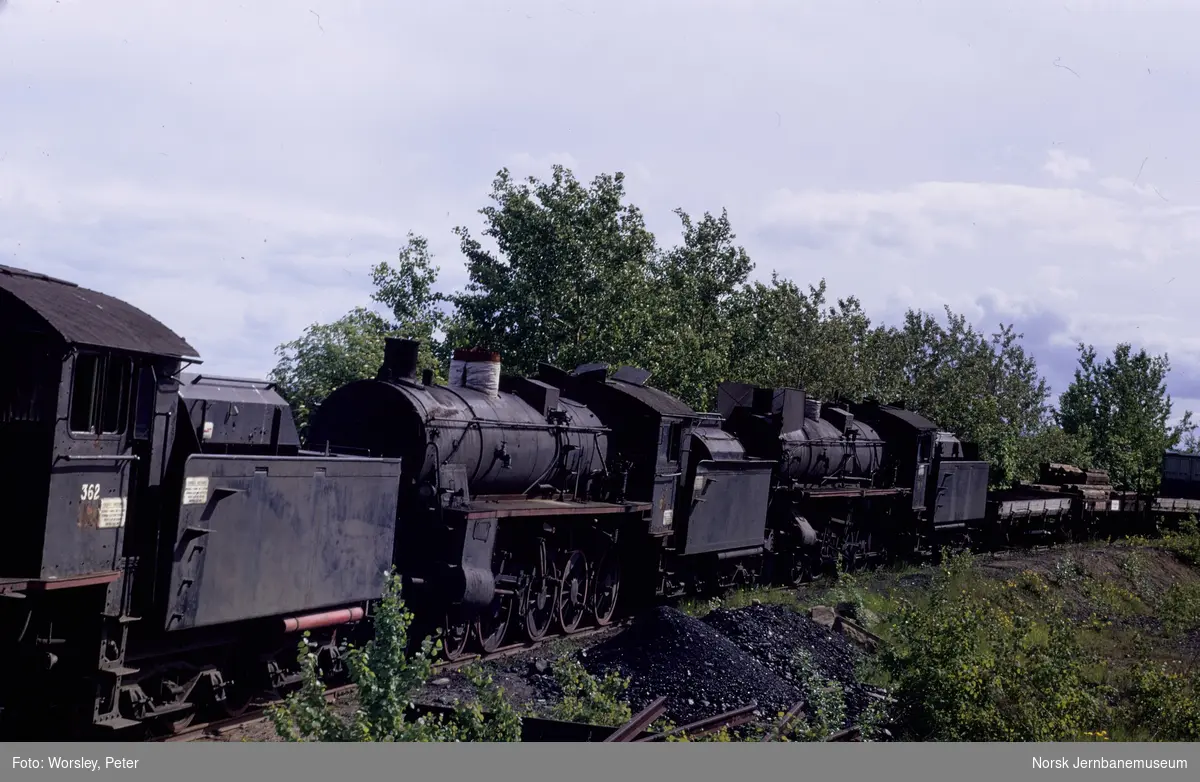 Utrangerte damplokomotiver på Hamar stasjon, type 30b nr. 362 (t.v.), type 26c nr. 412 og type 26a nr. 216
