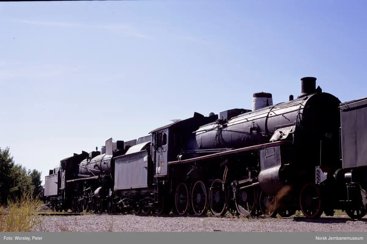 Utrangerte damplokomotiver på Hamar stasjon, type 26c nr. 412 og type 26a nr. 216