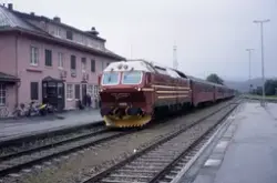 Diesellokomotiv Di 4 654 med persontog fra Trondheim til Bod