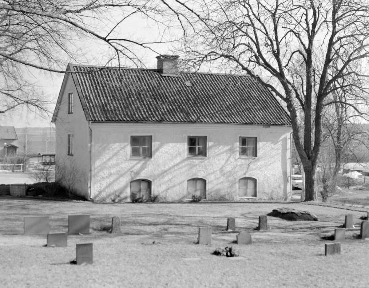 Det måste väl sägas blivit ett överloppshus, det gamla fattighuset i Kuddby. År 1969 kom en utredning till stånd där byggnadens värden skulle klargöras om det överhuvudtaget skulle bevaras. Lyckligt nog kom man till beslut om restaurering och ny funktion inom Björkekinds hembygdsförenings verksamhet. Byggnadens historia är till fullo klarlagd. År 1823 tog församlingen beslut om att uppföra huset som sockenmagasin. I juli månad 1825 uppges byggnaden stått färdig. Under 1850-talet avvecklades sockenmagasinet för att efter ombyggnad tjäna som socknens fattighus och vidare ålderdomshem. Den verksamheten lades ned 1933. Därefter användes huset för skolan tills det ansågs alltför undermåligt.