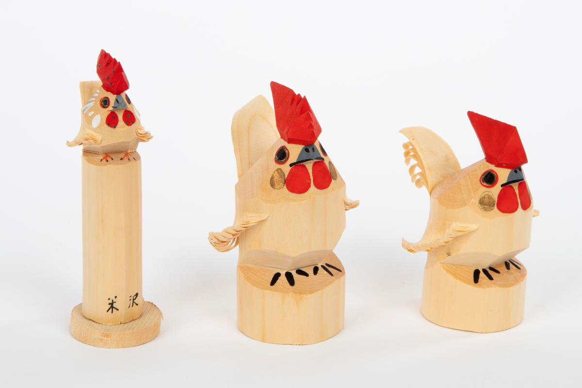 Én hane og to høner skåret i et stykke tre. Figurene står på en sokkel og har rødmalt kam og nebb og svarte øyne. Fjærene er skåret slik at det dannes spon. En teknikk som er lært av Ainofolket.