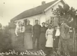 Familien Skadberg samlet uten for bolighuset på gården på Br