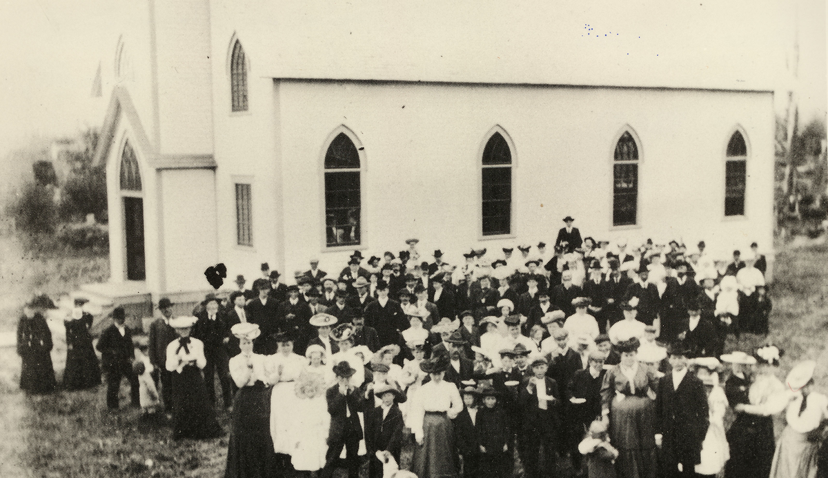 I 1906 kunne nybyggerne i Edison innvie Edison Lutheran Church. Menigheten utenfor til fotografering og alle var festkledd.