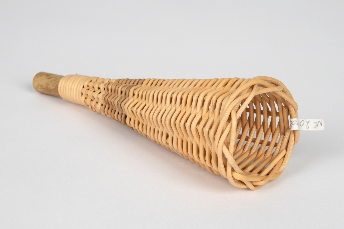 Trompet flettet i peddik med munnstykke i bambus.