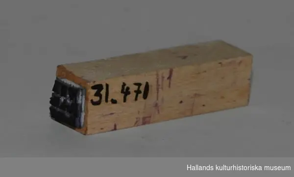 "Stämpel med rektangulärt trähandtag. Gummi.Text: ""VEA Div Avd. 247"".Bredd: 1,5 cm, höjd: 6 cm."