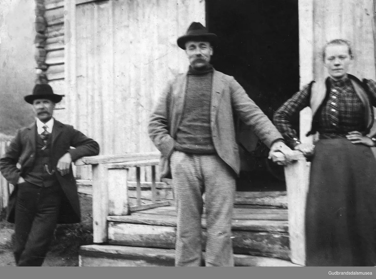 Ekteparet Ole Lindsheim (f. Åmodt 1869) og Anne Lindsheim (f. 1880) i trappa på Lindsheim. 
Mannen t.v. er ukjend