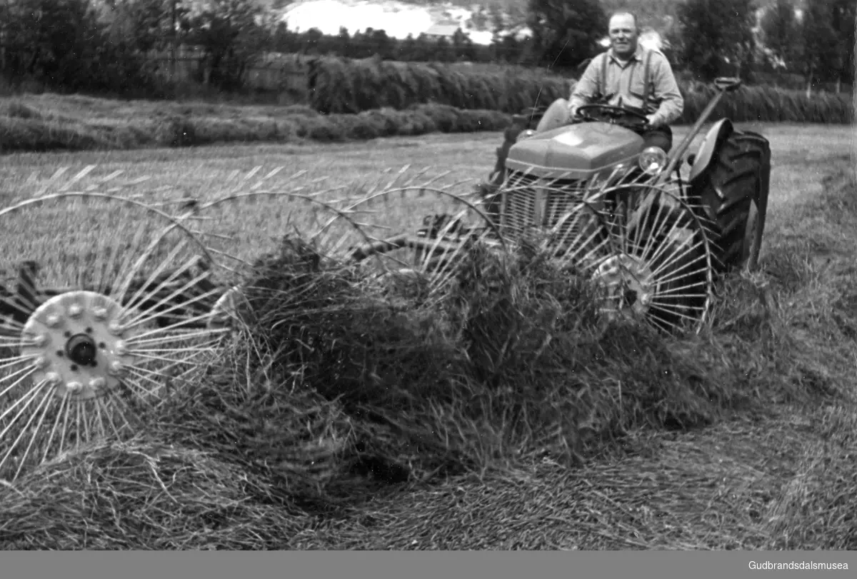 Per Lindsheim (f. 1904) køyrer traktor med frontmontert Vicon høyrive