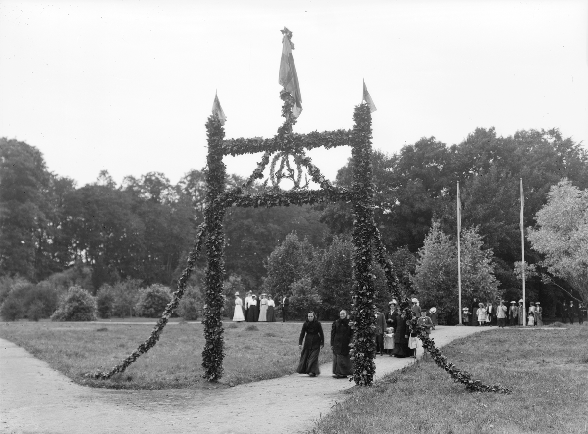 Motiv från Bjärka Säby år 1909. Bilden visar äreport rest för att hedra och manifestera giftemålet mellan godsägare Oscar Ekman (1873-1942) och Anna Sondén (1886-1975).