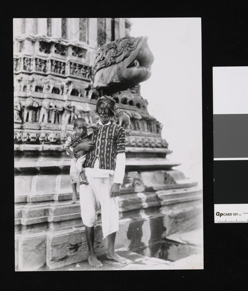 Tempelprest med barnebarn, Bhubaneswar(?), India. Fotografi tatt i forbindelse med Elisabeth Meyers reise til India 1932-33.
