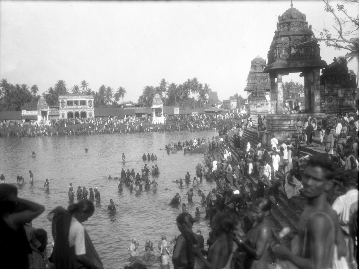 Mennesker vasker seg i dammen ved templet i Kumbakonam. Fotografi tatt i forbindelse med Elisabeth Meyers reise til India 1932-33.