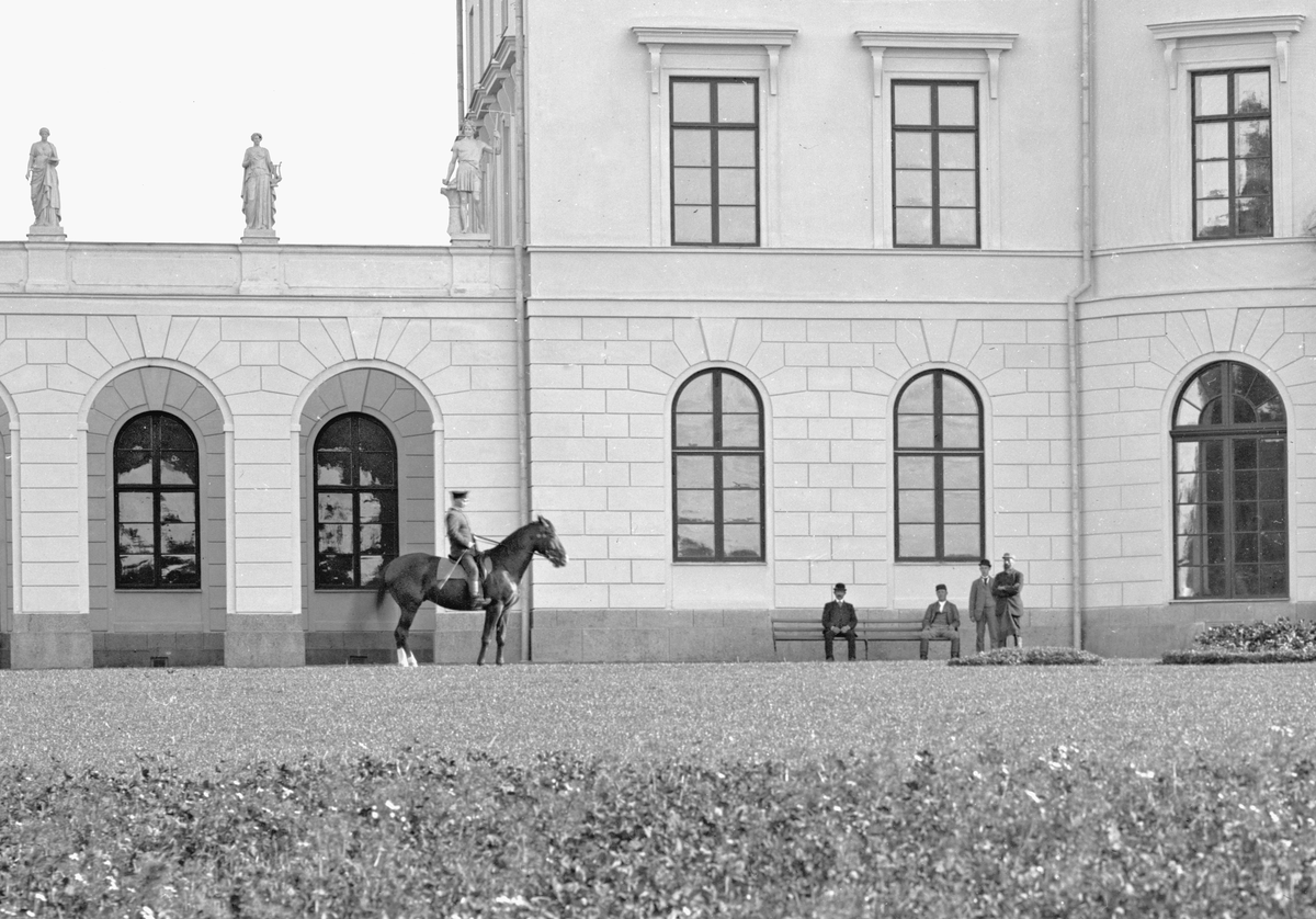 Nya slottet på Bjärka Säby 1897. Vy från nordväst. Slottet började uppföras 1791 för att vid färdigställandet ersätte det äldre slottet strax intill. För ritningarna stod Fredrik Magnus Piper. En ombyggnad skedde 1894-1898 av slottsarkitekten Agi Lindegren. Den höga takresningen som då gavs slottet skapade ett barockmässigt utseende.