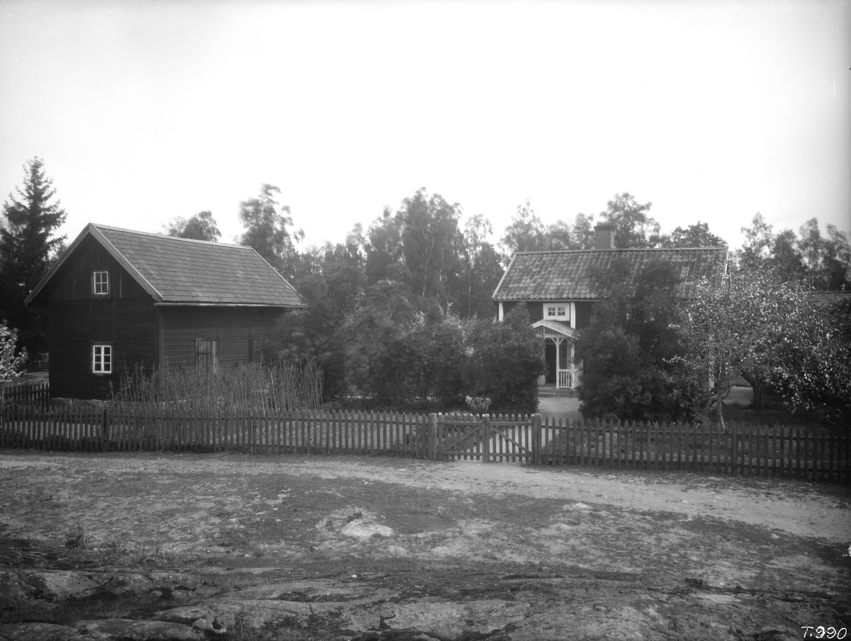 Torpet Landamäre under Bjärka Säby. Vid tiden för bilden brukades torpet av makarna Anders Gustaf Gustafsson Sving och Emma Kristina Petersson. Foto från juni månad 1922.