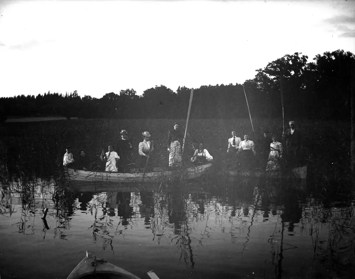 "I våra båtar på Sätra. Den 13 augusti 1899."
Fotograferat av Axel Pehrson som hade sommarställe i Sjöstugan vid Sätra äng.