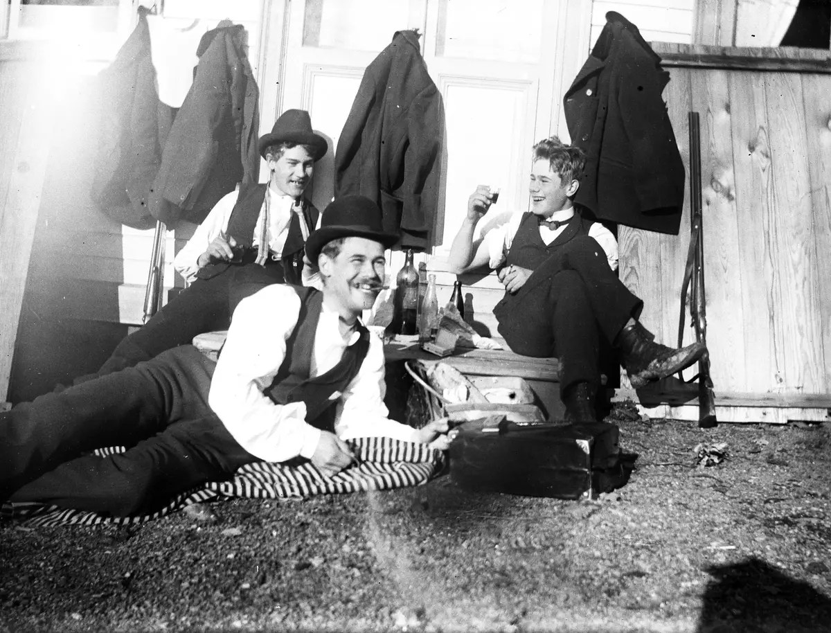 "Hugo, Esse och jag på Sätra. Hösten 1902."
Bilden är troligen tagen av Axel Pehrson som hade sommarställe i Sjöstugan vid Sätra äng.
