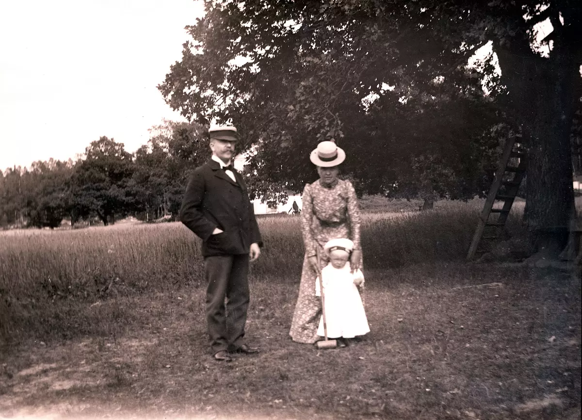 "Herr och fru Lindström på Sätra. Sommaren 1901."
Fotot är troligen taget av Axel Pehrson som var sommargäst på Sjöstugan, Sätra äng, Danderyd.