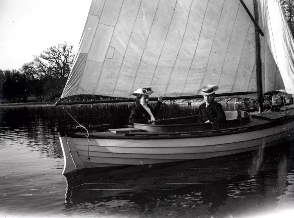 "AnnaLisa och Ottonie Engdal vid Sätra i segelbåten. Sommaren 1902."
Foto taget av Axel Pehrson, sommargäst i Sjöstugan, Sätra äng, Danderyd.