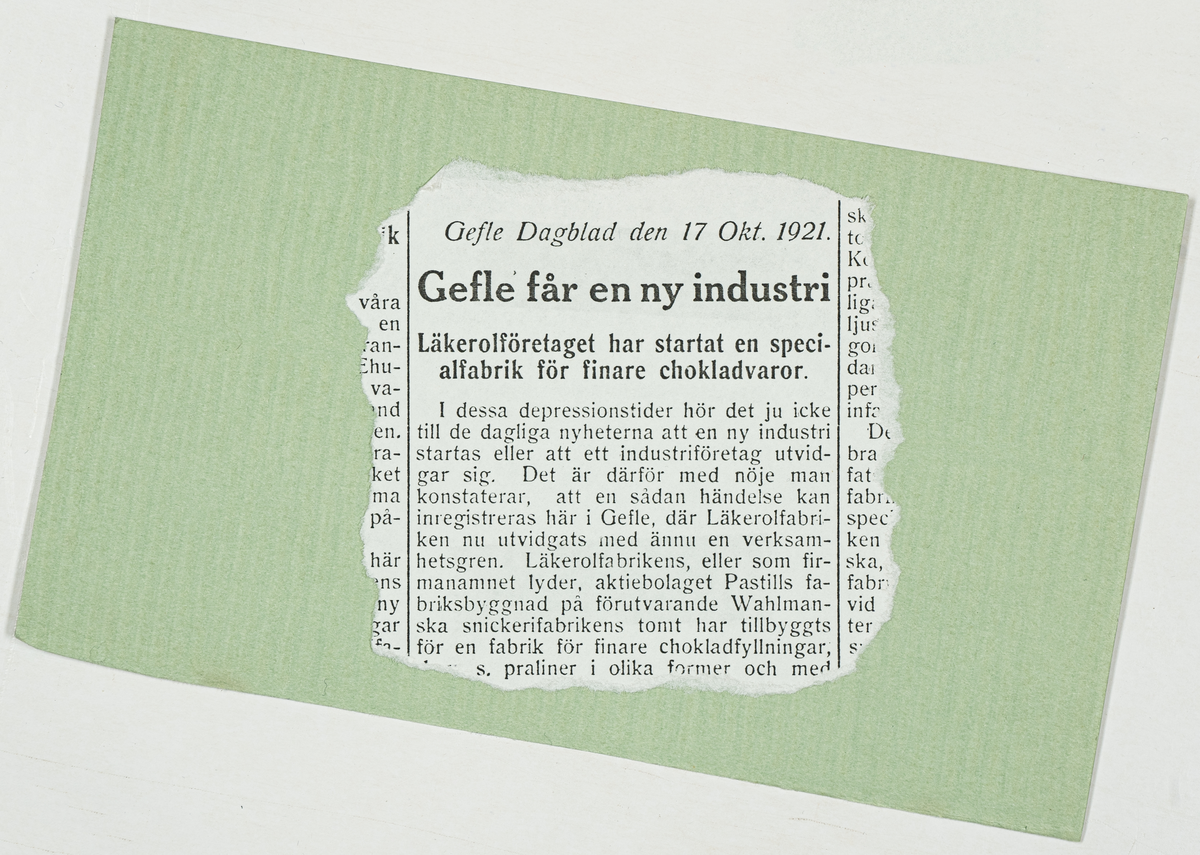 Tidningsartikel från Gefle Dagblad från 17 oktober 1921, om Ahlgrens nya industri. Artikeln uppklistrad på grönt papper.