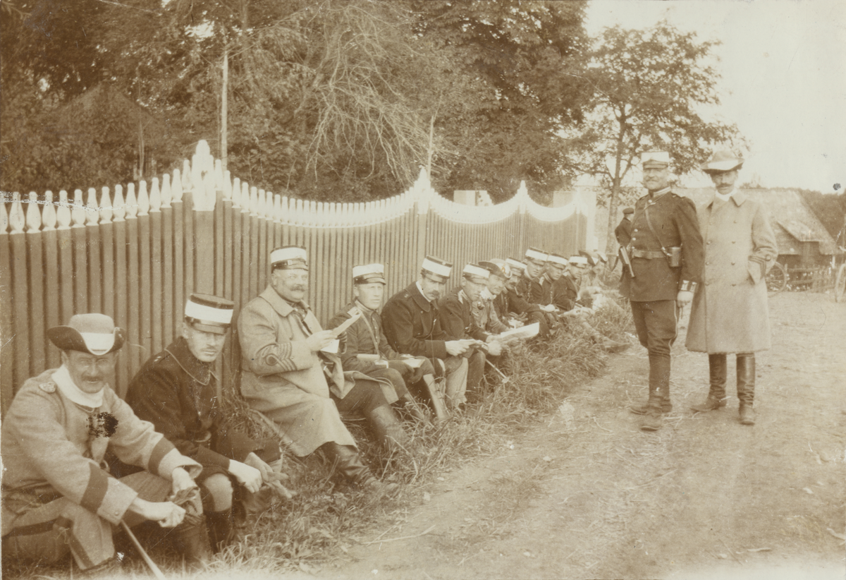 Text i fotoalbum: "Manöverbilder 1913 (Mjölby)."