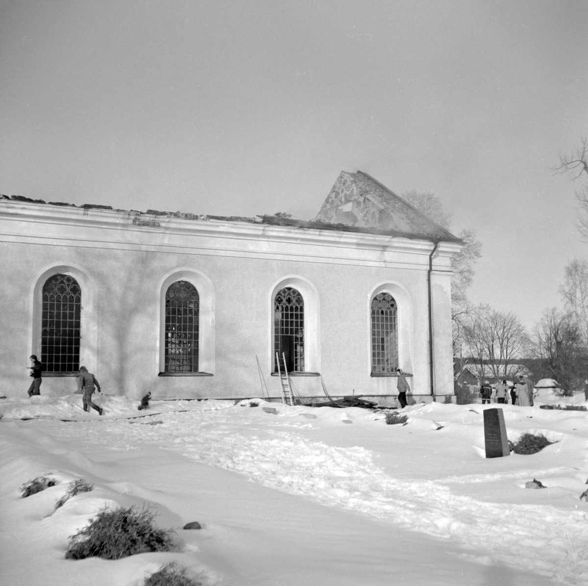 Den 2 mars 1977 utbröt brand i Västra Husby kyrka och efter avslutat släckningsarbete återstod endast de svartbrända murarna. En lycka i sammanhanget var att en stor del av kyrkans lösa inventarier var borttagna inför planerad kyrkorestaurering.