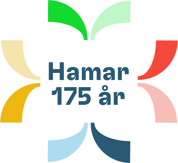 Logo med blå skrift "Hamar 175 år" i midten av fire "vinger" i hhv. to gulnyanser, to grønnyanser, to rødnyanse og to blånyanser rundt.