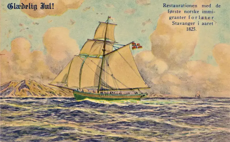 Et seilskip seiler fra høyre mot venstre over hav med litt bølger. Noen fjell langs kystlinja i horisonten. Skyer på himmelen. Postkortet er påtrykt teksten Glædelig jul øverst til venstre, og til høyre: Restauration med de første norske immigranter forlater Stavanger i 1825.