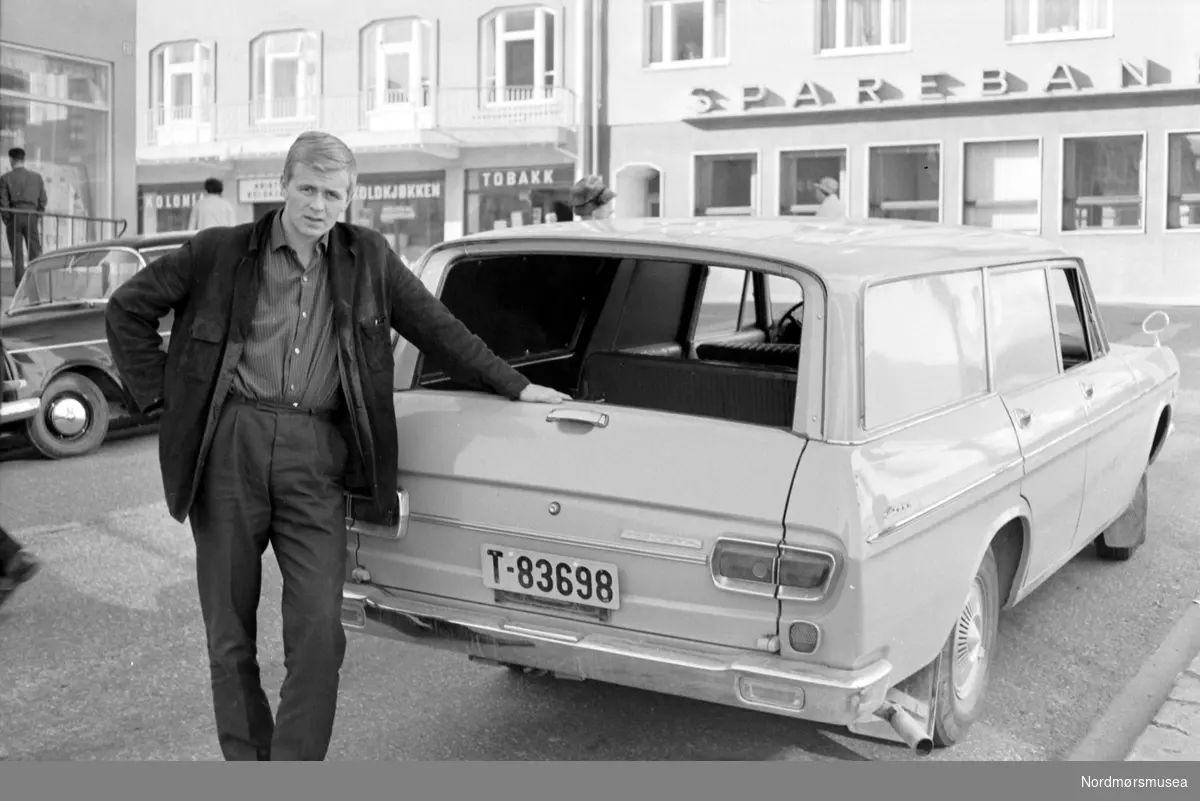 Mann med bil i Skolegata. Foto dateres til august 1966. Fra Romsdalspostens arkiv.