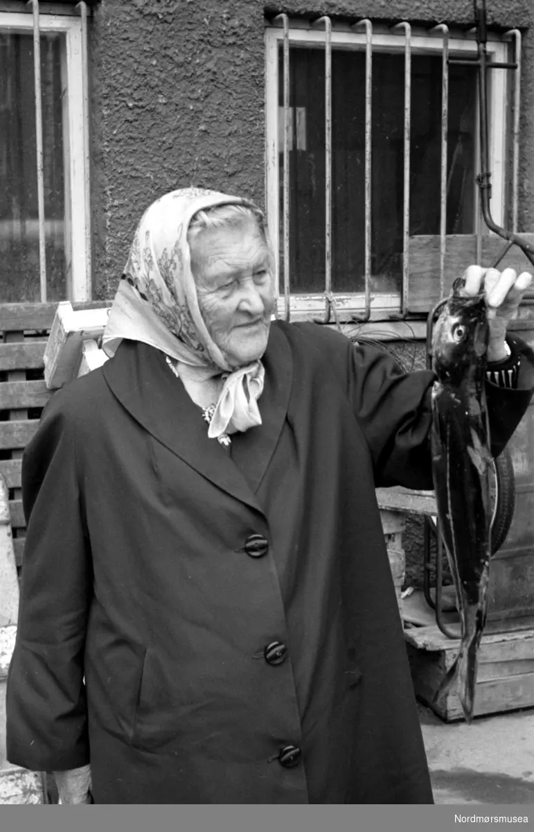 Er dette Anne Buraas, 92 år? Navn oppgis på negativfolder. Foto dateres til august 1966. Fra Romsdalspostens arkiv.