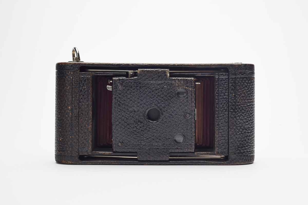 No. 1 A Folding Pocket Kodak produsert i årene 1899-1905. Kameraet med kameraetui tidligere eid og brukt av prins Carl, senere kong Haakon.
