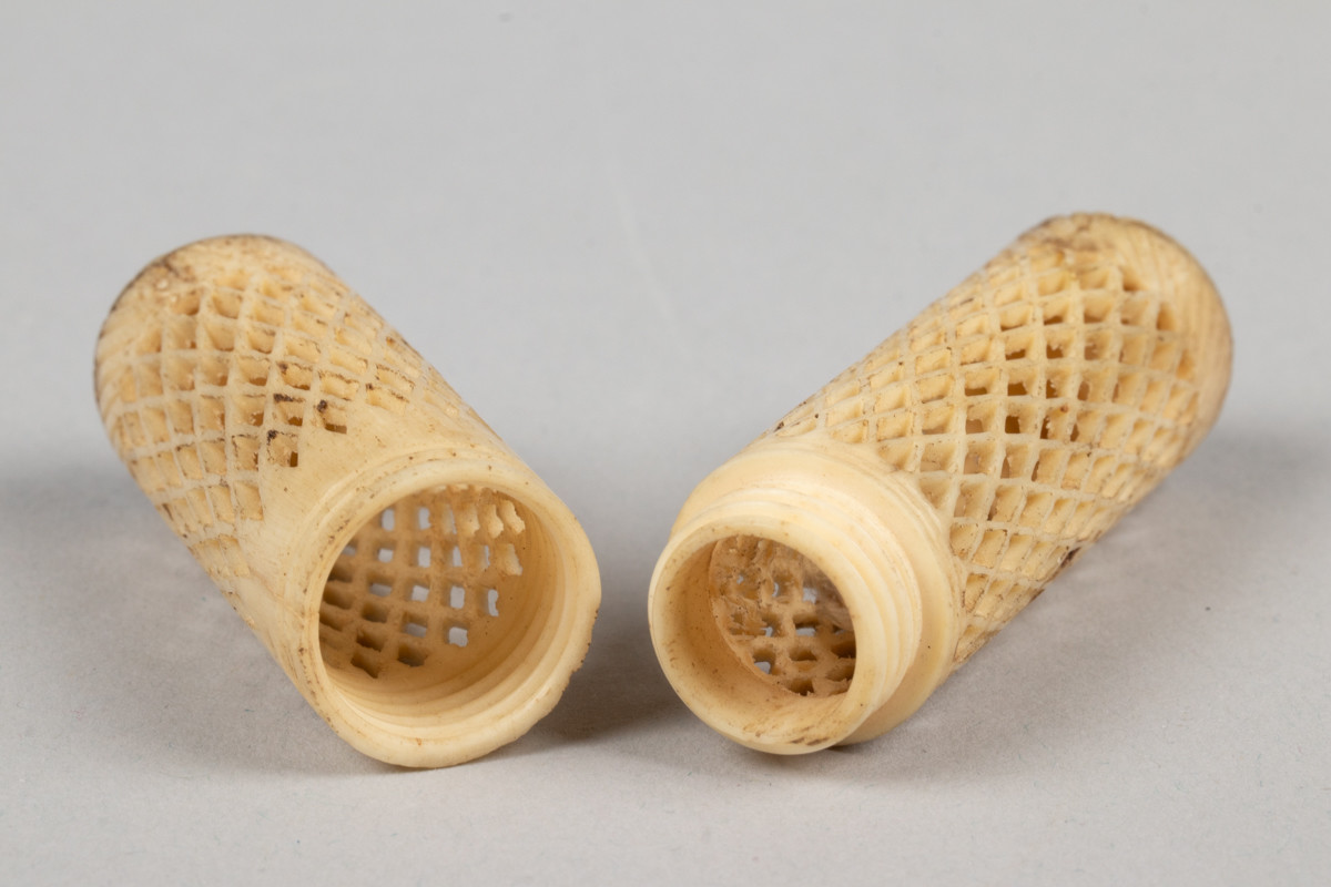 Nålehus i utskåret elfenbein i to deler som skrus sammen på midten