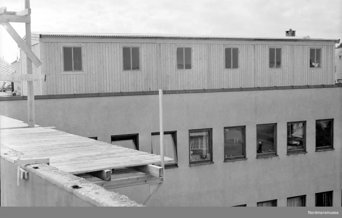 Byggeplass i Kristiansund. Usikkert hva som bygges - og hvor. Foto dateres til august 1966. Fra Romsdalspostens arkiv.