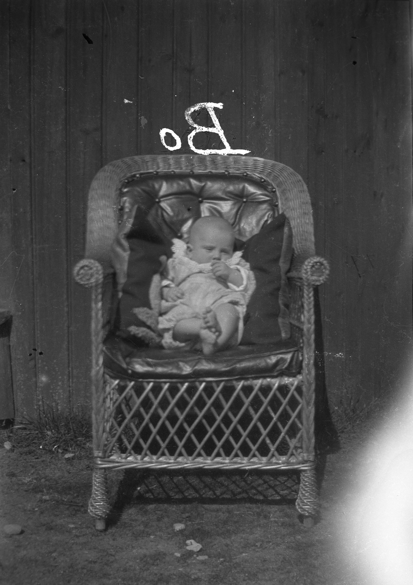 Bo Sundling som baby  sitter i rottingfåtölj.