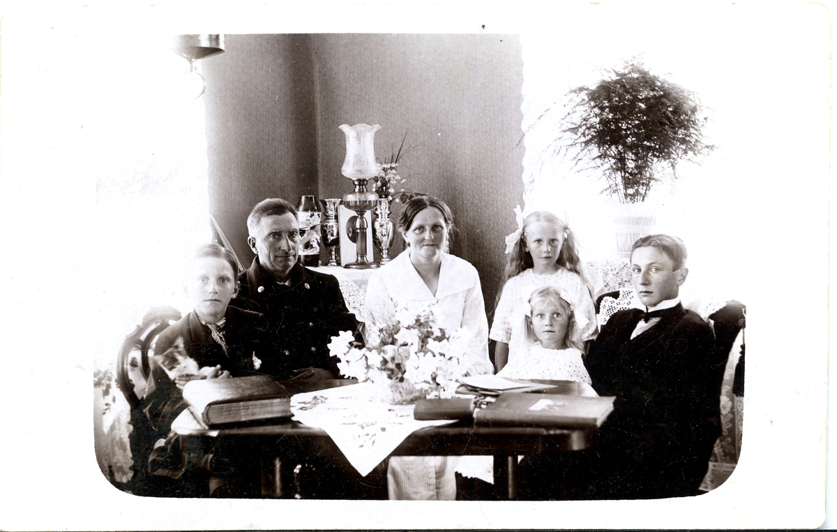 Familjeporträtt Sundling Från vänster: Harald, Enok, Dagny, två flickor varar en är Karin, Georg.
