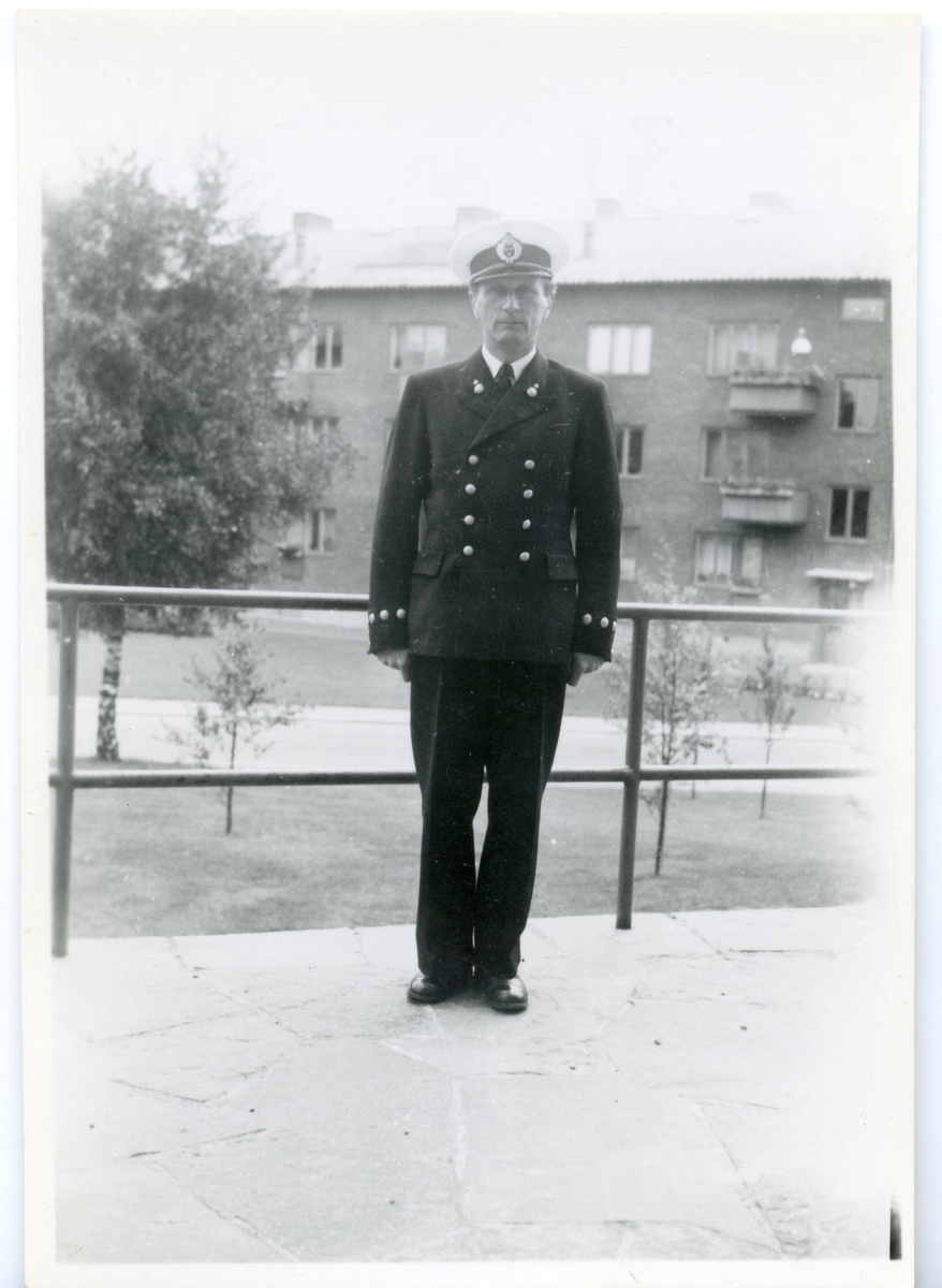 Georg Sundling iklädd uniform poserar för fotograf framför byggnad.