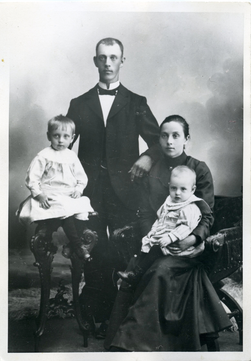 Familjeporträtt av Ingrid Sundlings föräldrar och syskon.