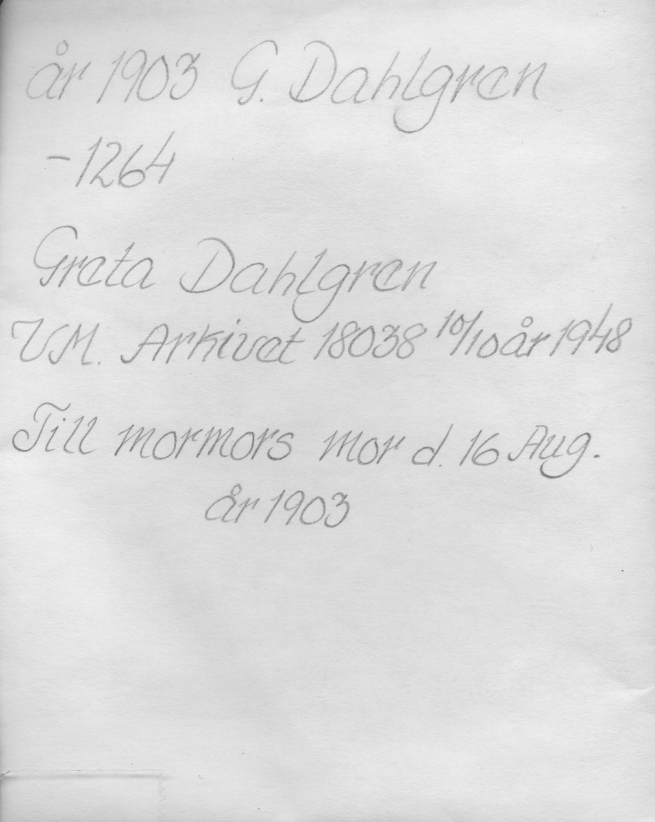 På kuvertet står följande information sammanställd vid museets första genomgång av materialet: Greta Dahlgren

Till mormor mor d.16 Aug. år 1903