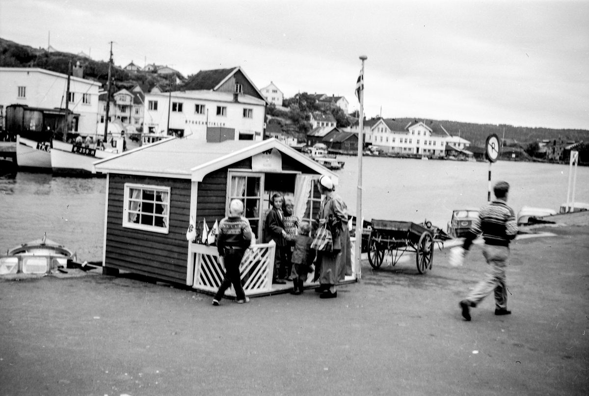 Jens Lauersens Plass. Kragerø Sanitetsforening lodder ut en lekestue. Varevogn ved siden av. Skåtøy kommunehus på Øya. Ca.1960