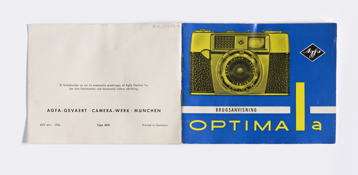 Bruksanvisning til kameramodell Optima 1a produsert av Agfa fra 1962. Bruksanvisningen er på dansk med både tekst og illustrasjon. Optima 1a var et tidlig helautomatisk kamera.

Samlingen består av diverse fotoutstyr og andre gjenstander som har tilhørt Synnøve Brændshøi sitt fotoatelier. De fleste er nok fra 1940- og 50-tallet.